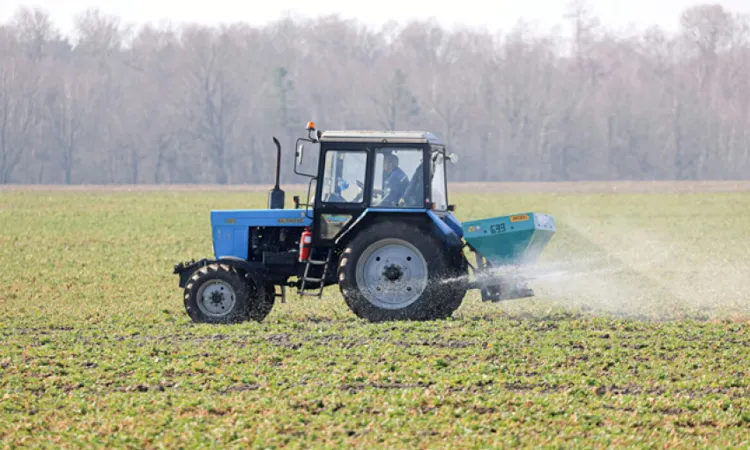 Трактор в поле