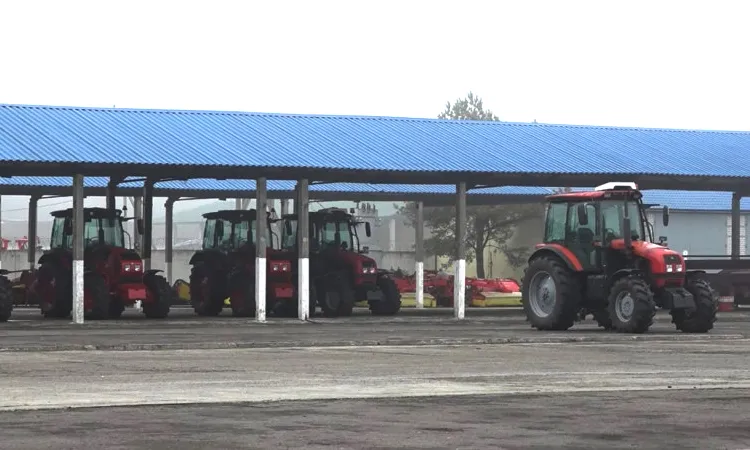 Тракторы под навесом