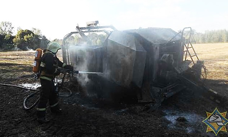 Пресс-подборщик убирал солому и загорелся в Оршанском районе
