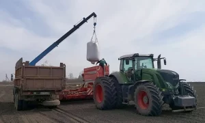 Загрузка семян в сеялку