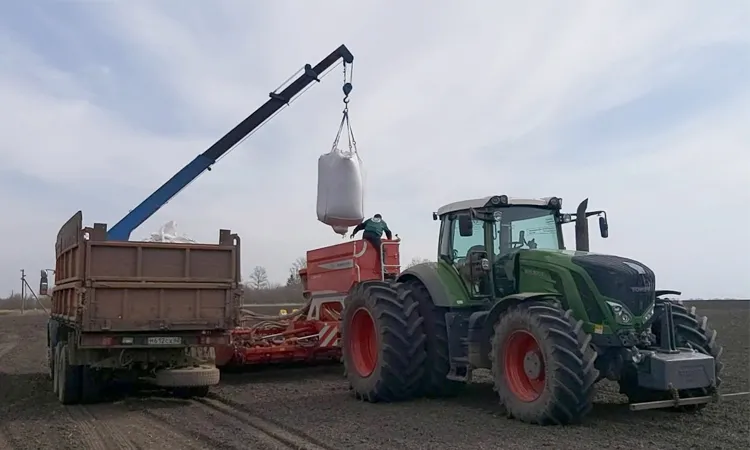 Загрузка семян в сеялку